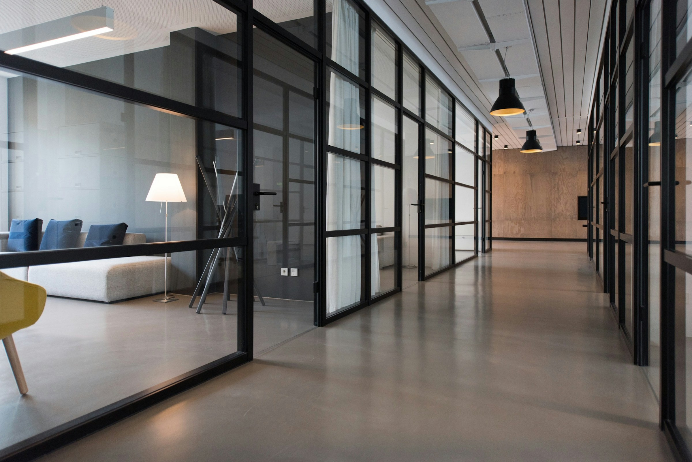 Arquitetura de um ambiente empresarial contemporâneo, com vidro e tons naturais